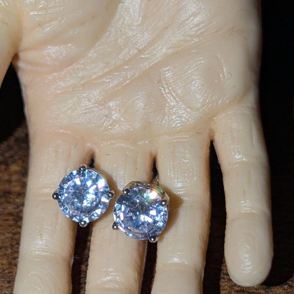 Classic Round Clear Crystal Stud Earrings - Silver